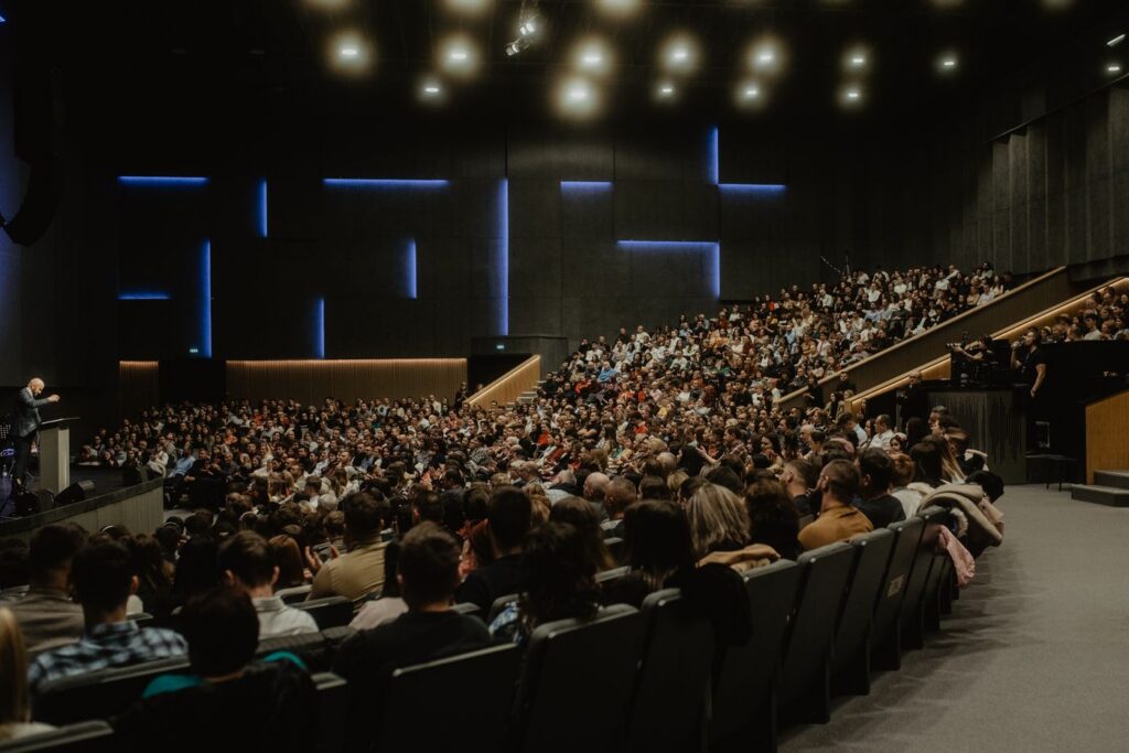 Auditorio de un congreso médico con el público atento a la ponencia
