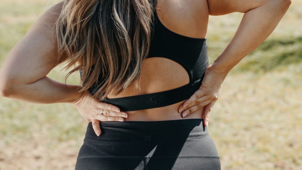 Persona con dolor en la zona lumbar