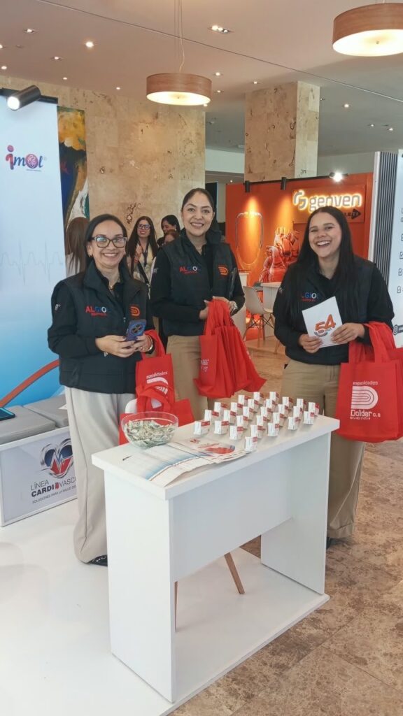 Equipo de Especialidades Dollder en su stand del Congreso Venezolano de Cardiología 2026 en Margarita
