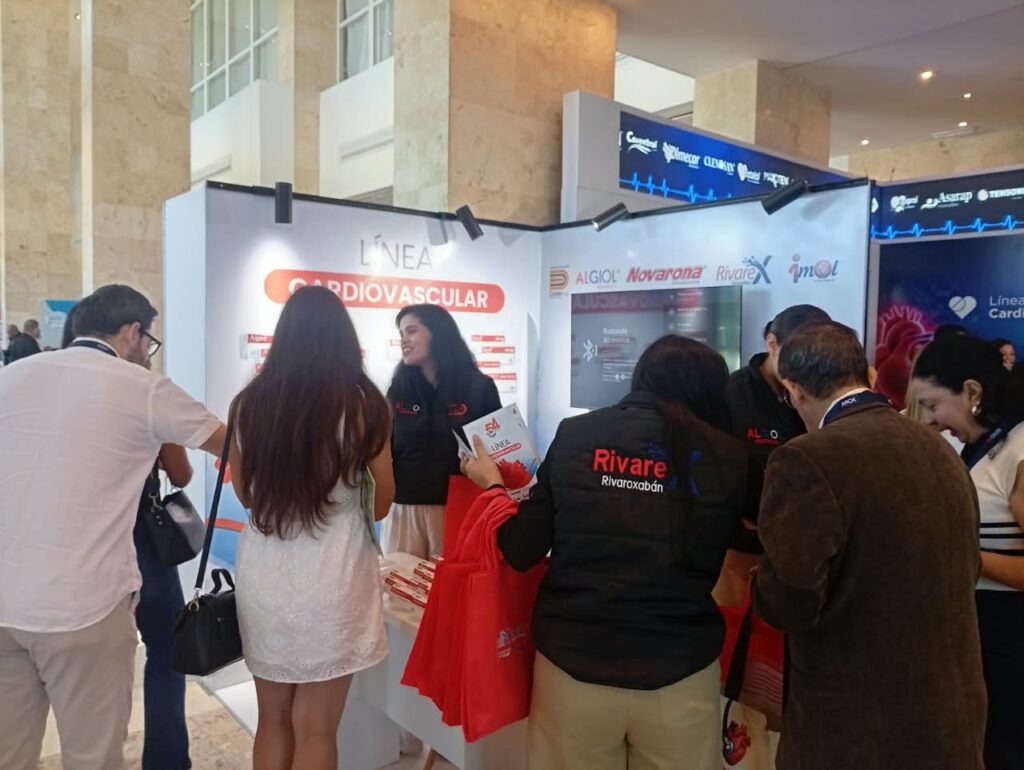 Cardiólogos visitan el stand de la línea cardiovascular de Dollder en el LVI Congreso Venezolano de Cardiología