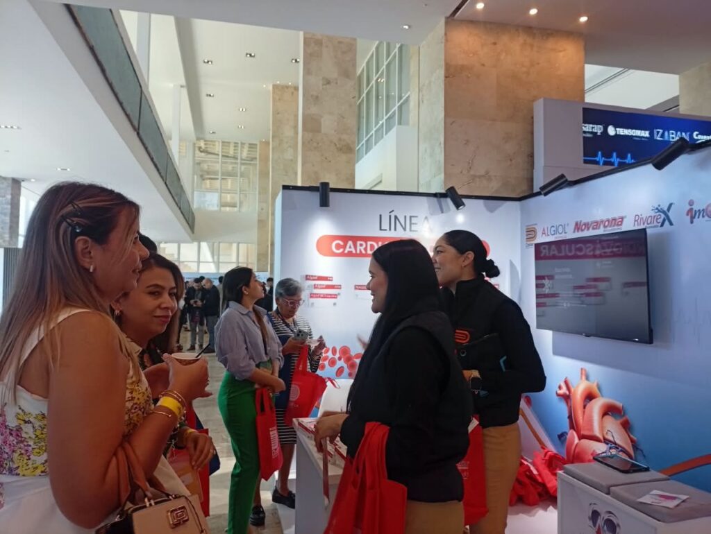 Especialistas conversan con el equipo de Dollder en el Congreso Venezolano de Cardiología 2026