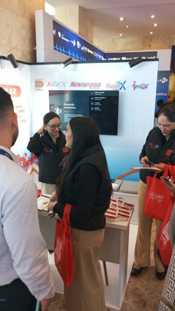 Representante de Dollder atiende a una médica en el stand del congreso de cardiología