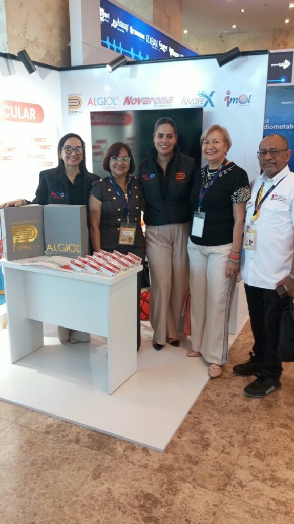 Equipo de Dollder junto a profesionales de la salud en el LVI Congreso Venezolano de Cardiología