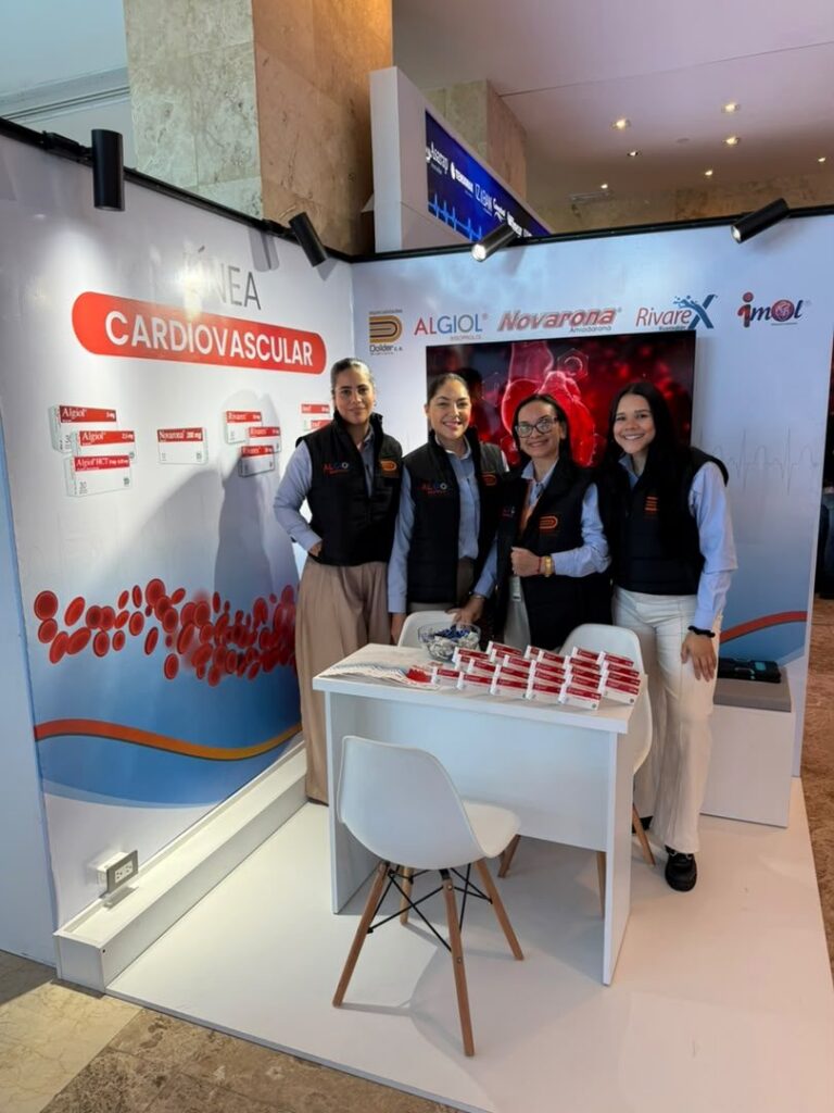 Equipo de Especialidades Dollder en su stand de la línea cardiovascular en el LVI Congreso Venezolano de Cardiología 2026