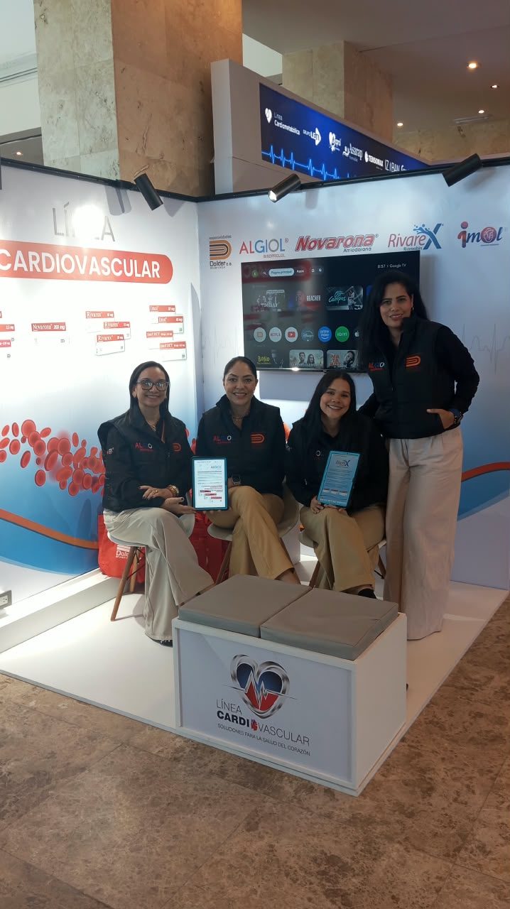 Equipo de Dollder en el stand de la línea cardiovascular durante el congreso de cardiología en Margarita