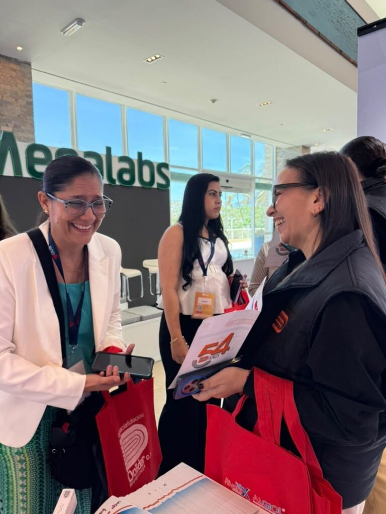 Equipo de Dollder comparte con una especialista en el LVI Congreso Venezolano de Cardiología