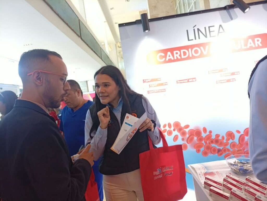Representante de Dollder presenta la línea cardiovascular a un médico