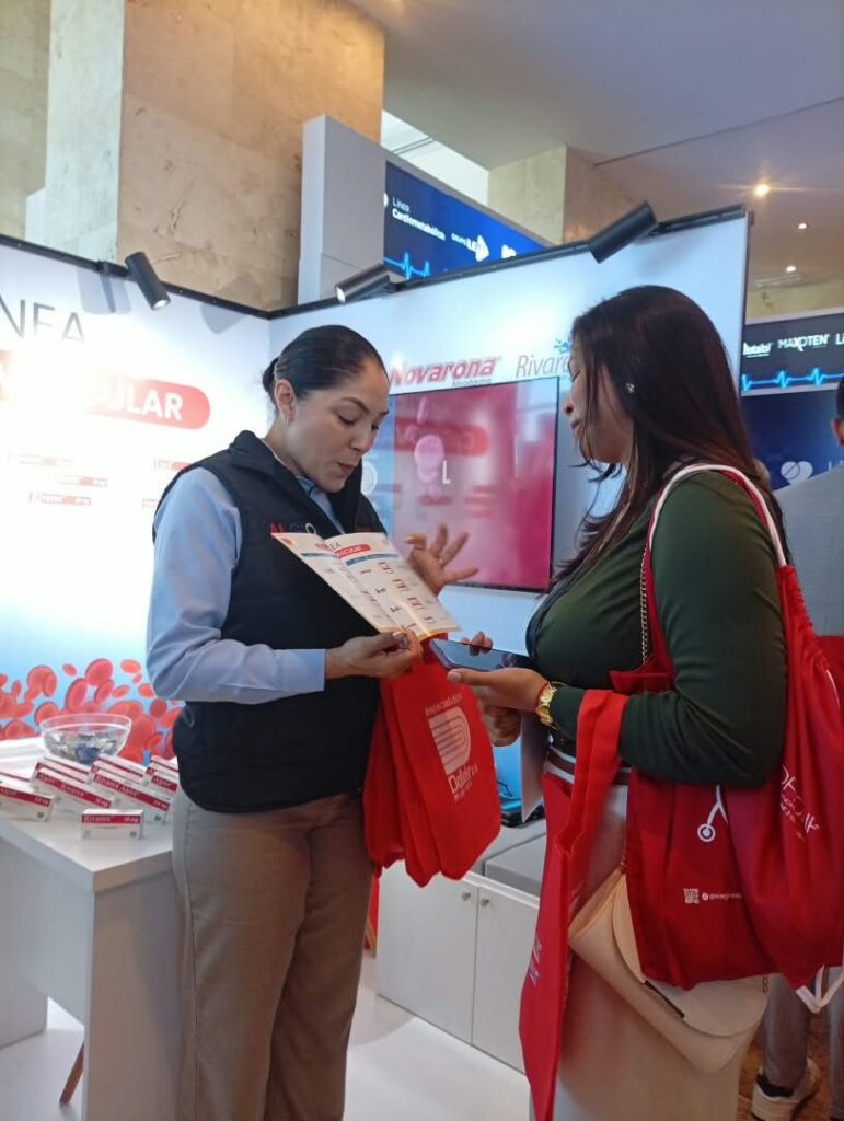 Representante de Dollder entrega material de la línea cardiovascular a una especialista