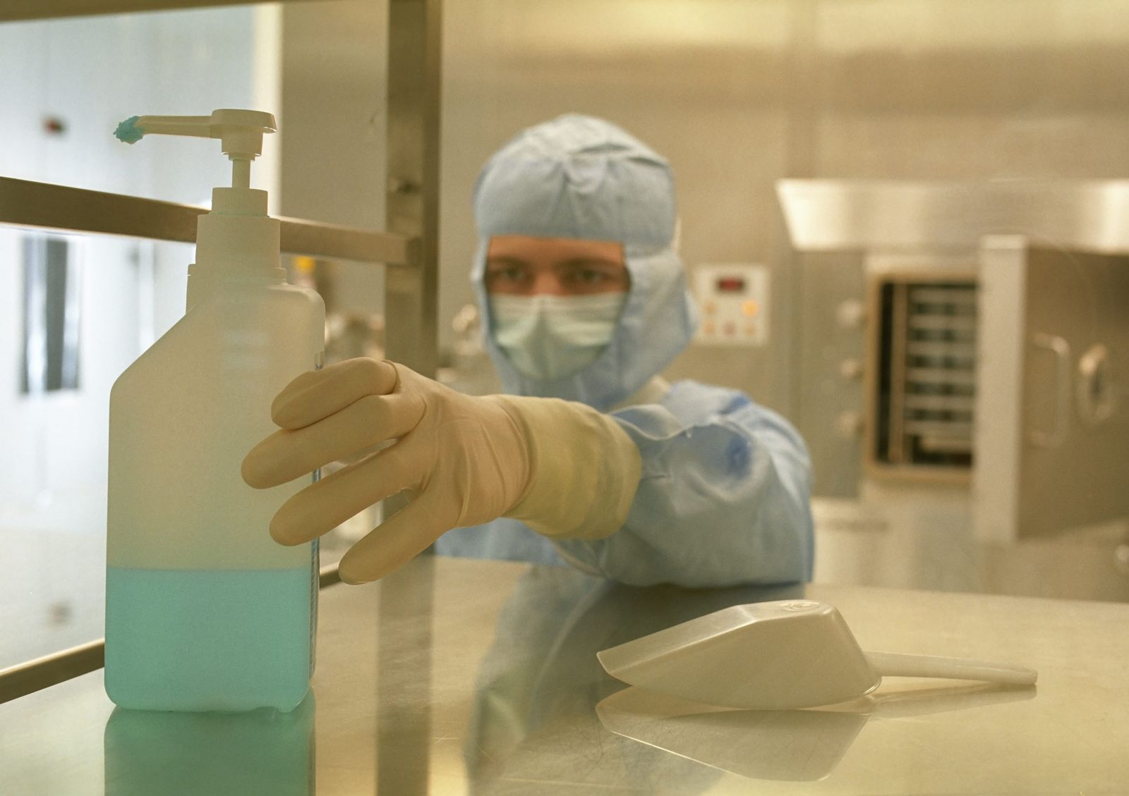 Profesional en sala limpia de producción farmacéutica