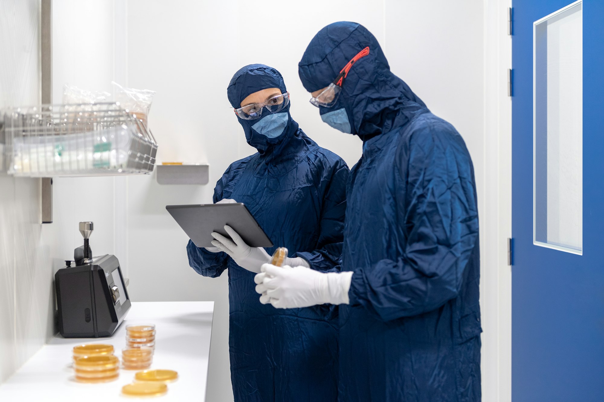 Equipo de profesionales en laboratorio