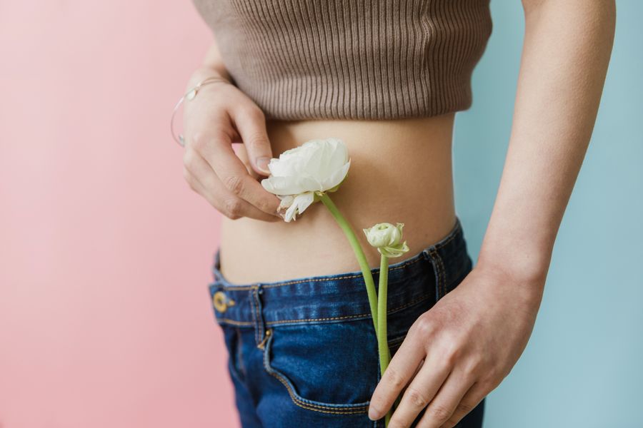 Torso femenino con una flor