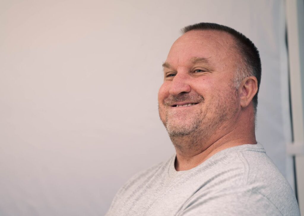 Hombre adulto sonriente