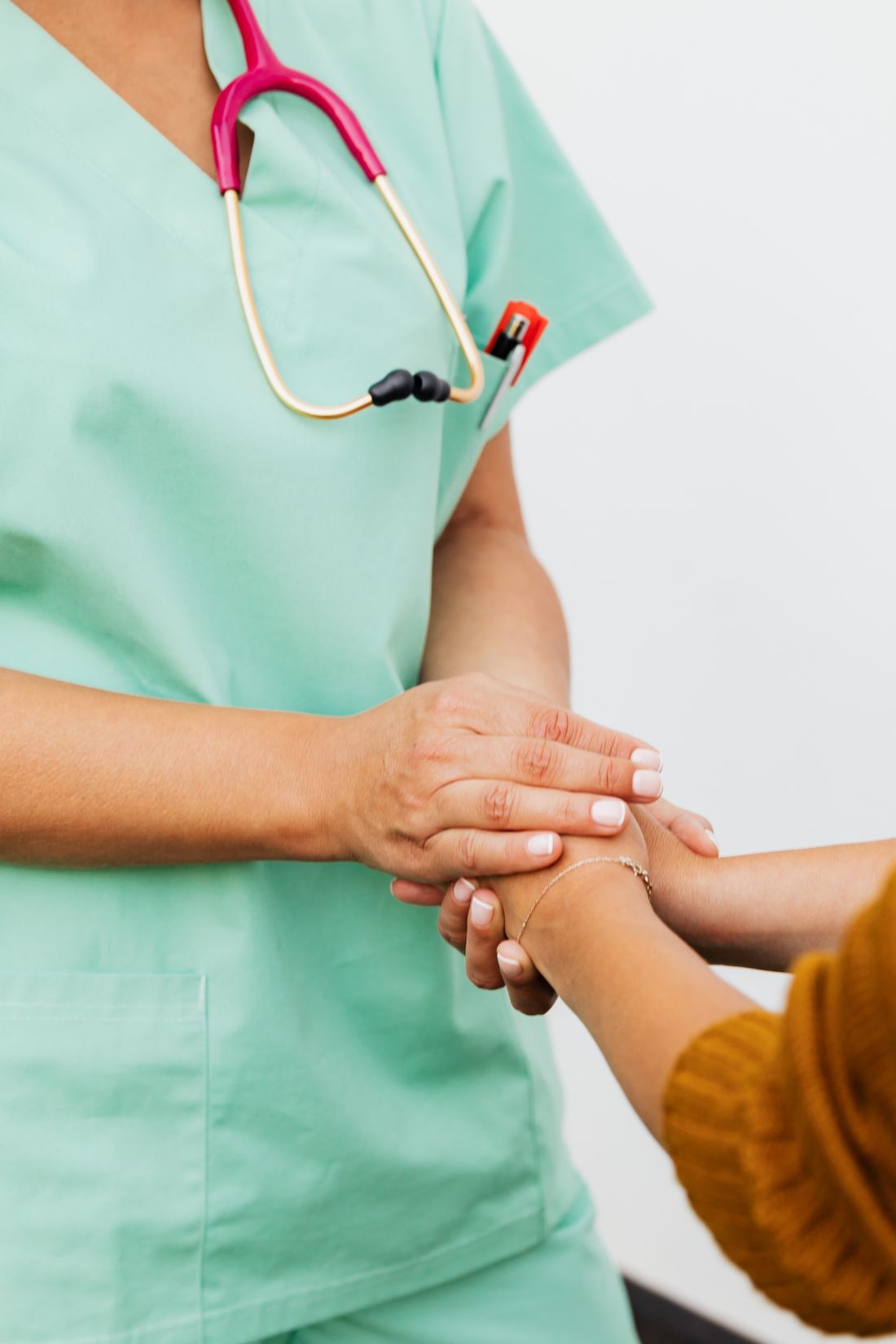 Profesional de salud tomando la mano de un paciente