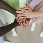 Manos unidas de un equipo de salud