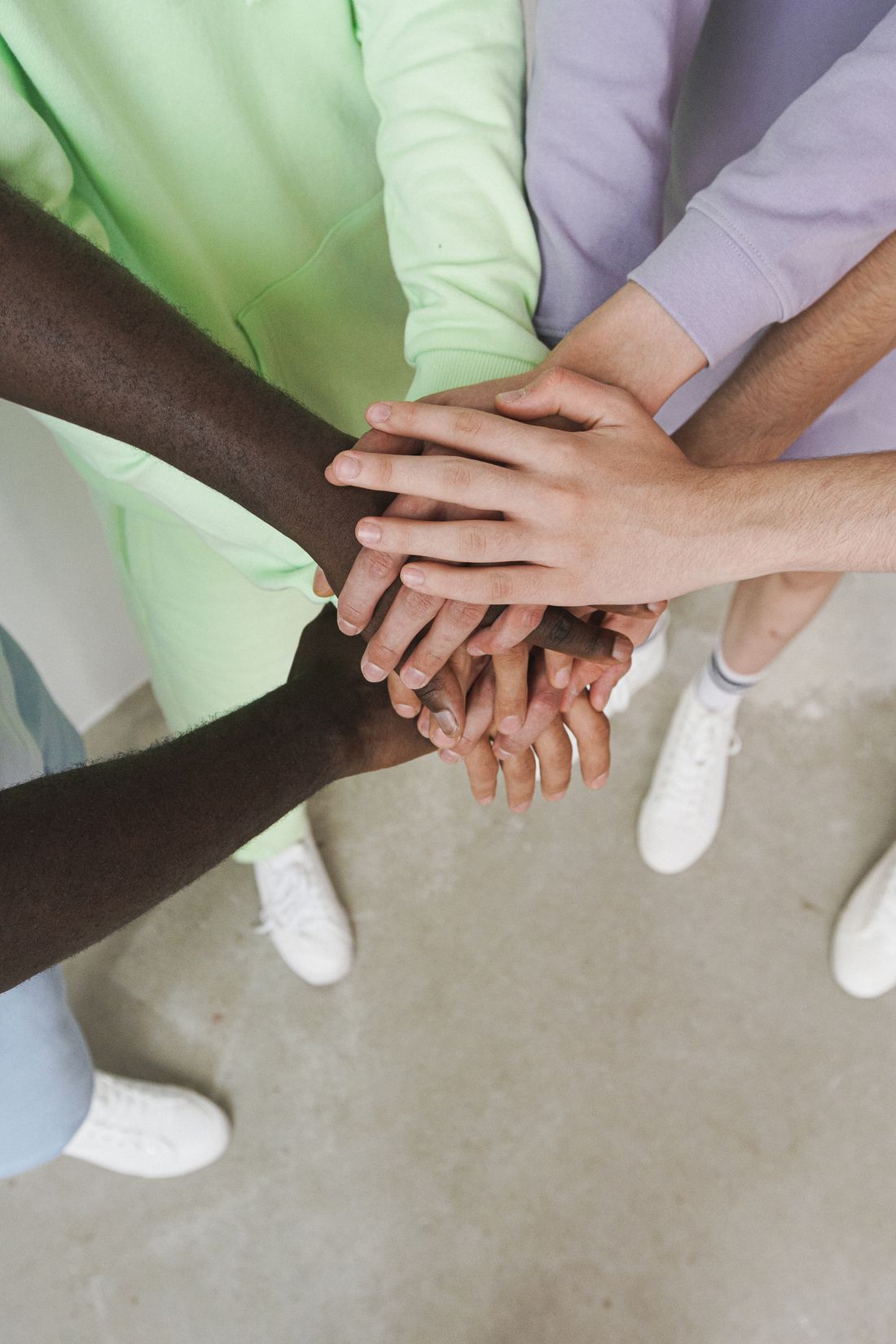 Manos unidas de un equipo de salud